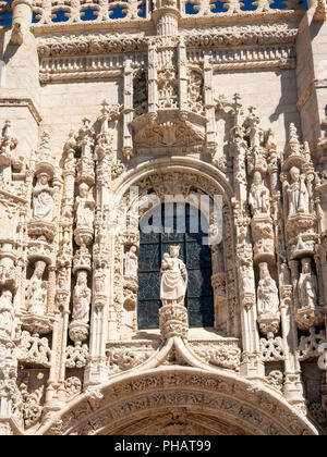 Portugal, Lissabon, Belem, Monastario dos Jeronimos, Statuen von Heiligen um reich verzierte Tür des Klosters Stockfoto