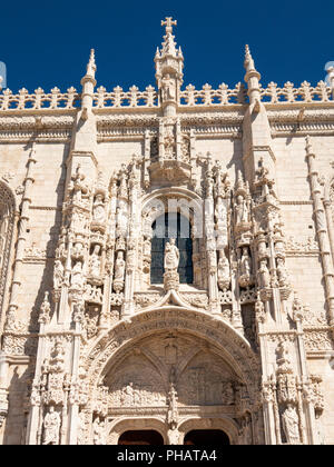 Portugal, Lissabon, Belem, Monastario dos Jeronimos, Statuen von Heiligen um reich verzierte Tür des Klosters Stockfoto