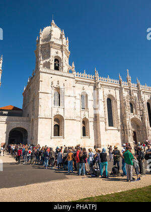 Portugal, Lissabon, Belem, Monastario dos Jeronimos Kloster, die Warteschlange der Besucher an der Tür Warten auf Eingabe Stockfoto