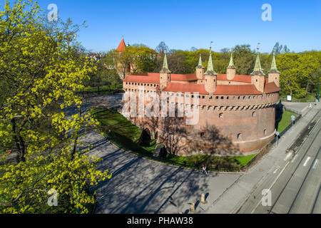 Barbican (barbakan) in Krakau, Polen. Die besten mittelalterlichen Barbican in Europa und Planty Park rund um die alte Stadt erhalten. Luftaufnahme Stockfoto