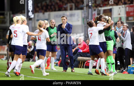 England Frauen Manager Phil Nevillie (Mitte) als Jill Scott (Zweiter von rechts) feiert zweiten Ziel ihrer Seite mit Teamkollegen während der FIFA Frauen-WM-Qualifikation, Gruppe 1 Spiel bei Rodney Parade, Newport zählen. Stockfoto