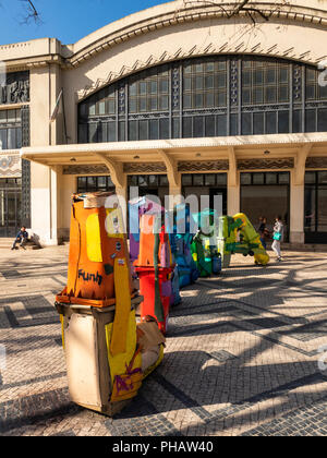 Portugal, Lissabon, Cais do Sodré Bahnhof, Skulptur die Verwendung recycelter Kunststoff Behälter außerhalb Eingang Stockfoto