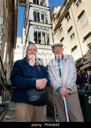 Portugal, Lissabon, ältere Menschen und behinderte Touristen an, Aufzug Santa Justa, Gusseisen Struktur mit Aufzug zum Largo do Carmo Stockfoto