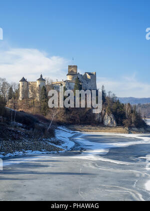 Mittelalterliche Burg in Niedzica, Polen, im Winter auf teilweise gefroren künstliche Czorsztyn See auf dem Dunajec. Abendlicht. Stockfoto