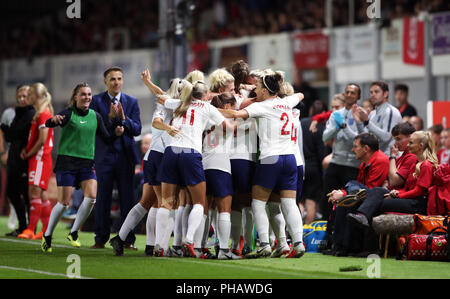 England Frauen Manager Phil Nevillie (Hintergrund) als Jill Scott (verdeckt) feiert zweiten Ziel ihrer Seite mit Teamkollegen während der FIFA Frauen-WM-Qualifikation, Gruppe 1 Spiel bei Rodney Parade, Newport zählen. Stockfoto