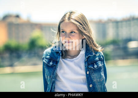 Outdoor Portrait von jungen Mädchen 10-11 Jahre alt Stockfoto
