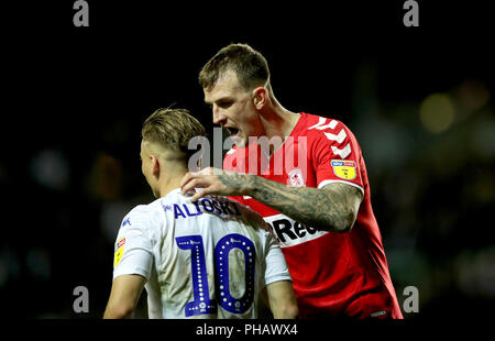 Middlesbrough ist Aden Feuerstein spricht mit Leeds United's Ezgjan Alioski während der Sky Bet Championship Match an der Elland Road, Leeds. Stockfoto