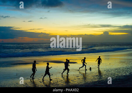 Fußball am Strand. Silhouette Stockfoto