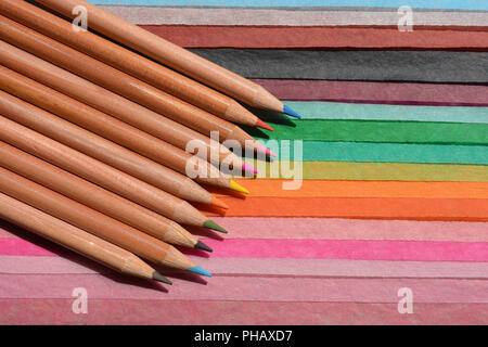 Farbstifte auf einer bunten, gestreift, Seidenpapier Hintergrund mit kopieren. Stockfoto