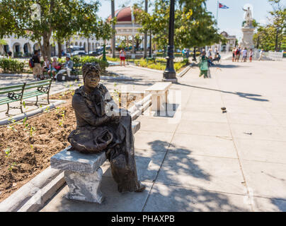 Cienfuegos, Kuba/März 15, 2016: Frau gekleidet Bronzestatue einer Kolonialzeit kubanischen Frauen zu ähneln. Stockfoto