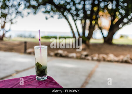 Authentische Mojito serviert mit einer Sunset Ocean View in Havanna, Kuba. Stockfoto