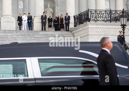 Mitglieder der Familie McCain (oben) sehen Sie gemeinsame Service Mitglieder einer Militärischen Schatulle Team bereiten Sie die Schatulle von Senator John McCain in das US Capitol, wo er im Zustand für den Rest des Tages in Washington, DC, USA, 31. August 2018 liegen wird. McCain starb, 25. August 2018 von Gehirn Krebs auf seiner Ranch in Sedona, Arizona, USA. Er war ein Veteran des Vietnam Krieges, diente zwei Begriffe in das US-Repräsentantenhaus und wurde zu fünf Begriffe, die in den US-Senat gewählt. McCain lief auch für Präsident zweimal, und war der Republikanische Kandidat im Jahr 2008. | Verwendung weltweit Stockfoto