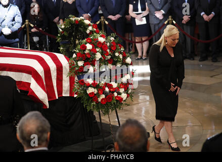 Washington, District of Columbia, USA. 31 Aug, 2018. Meghan McCain, der Tochter des verstorbenen US-Senator John McCain, Schreie, als sie aus dem Sarg ihres Vaters während der Zeremonien zu Ehren Senator McCain in den USA Rundbau Kapitol in Washington, USA, 31. August 2018. REUTERS/Kevin Lamarque Credit: Kevin Lamarque/CNP/ZUMA Draht/Alamy leben Nachrichten Stockfoto