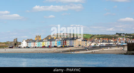 Die Cardigan Bay, Aberystwyth, Ceredigion, Wales, Großbritannien, 31. August 2018 Großbritannien Wetter: Menschen genießen die warmen sonnigen Tag entlang Aberystwyth South Beach. © Ian Jones/Alamy leben Nachrichten Stockfoto