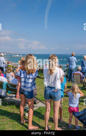 Bournemouth, UK, 31 August, 2018. Menschenmassen beobachten Sie die roten Pfeile zeigen die aus West Cliff im Sonnenschein. © dbphots/Alamy leben Nachrichten Stockfoto