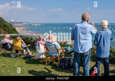 Bournemouth, UK, 31 August, 2018. Menschenmassen beobachten Sie die roten Pfeile zeigen die aus West Cliff im Sonnenschein. © dbphots/Alamy leben Nachrichten Stockfoto