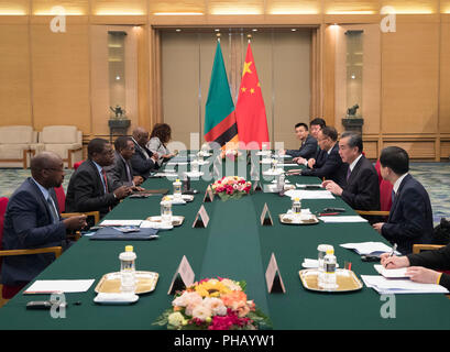 (180831) - Peking, Aug 31, 2018 (Xinhua) - die chinesischen Staatsrat und Außenminister Wang Yi trifft sich mit sambische Außenminister Joseph Malanji in Peking, der Hauptstadt von China, Nov. 31, 2018. (Xinhua / Wang Ye) (Wsw) Stockfoto