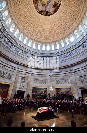 Senator John McCain liegt in Staat im Capitol Rotunde, in Washington, DC am Freitag, 31. August 2018. McCain, ein Arizona, Präsidentschaftskandidat der Republikaner, und Kriegsheld, gestorben 25. August im Alter von 81 Jahren. Er ist der 31 Person im State Capitol in 166 Jahren zu liegen. Foto Ken Cedeño/UPI | Verwendung weltweit Stockfoto