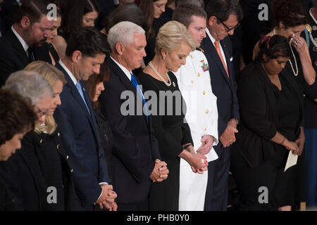 Cindy McCain (C) Betet mit Vice President Mike Pence und andere ihren Respekt in der U.S. Capitol Rotunde während einer Abschiedszeremonie und öffentlichen visitation für John McCain, in Washington, Freitag, August 31, 2018. McCain war eine 6-Begriff Senator von Arizona, eine ehemalige Republikanische Kandidat für das Amt des Präsidenten und einem Navy Pilot, der in Vietnam, wo er fünf ausgehalten serviert-und-ein-halb Jahren als Kriegsgefangener. Er starb 12.08.25 von Gehirn Krebs an Alter 81. | Verwendung weltweit Stockfoto