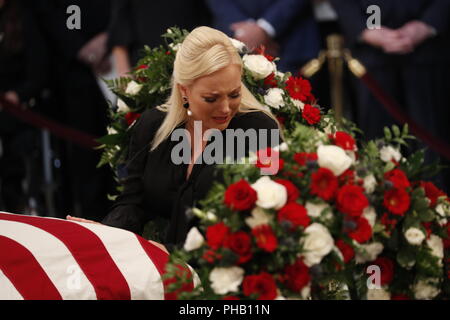 Washington, DC, USA. 31 Aug, 2018. Meghan McCain, der Tochter des verstorbenen US-Senator John McCain, berührt Sarg ihres Vaters während der Zeremonien zu Ehren Senator McCain in den USA Rundbau Kapitol in Washington, USA, 31. August 2018. REUTERS/Kevin Lamarque Credit: Kevin Lamarque/CNP/ZUMA Draht/Alamy leben Nachrichten Stockfoto