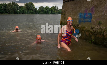 London, Großbritannien. 31. August 2018. Die Teilnehmer der Themse schwimmen, das ist ein Teil von Totally Thames 2018 abgeschlossen. Schwimmer auf einer Rundwanderung von der Hammersmith und um Chiswick Eyot, ca. 1500 m. Credit: Stephen Chung/Alamy leben Nachrichten Stockfoto