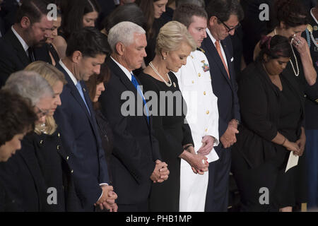 Washington, District of Columbia, USA. 31 Aug, 2018. Cindy McCain (C) Betet mit Vice President Mike Pence und andere ihren Respekt in der U.S. Capitol Rotunde während einer Abschiedszeremonie und öffentlichen visitation für John McCain, in Washington, Freitag, August 31, 2018. McCain war eine 6-Begriff Senator von Arizona, eine ehemalige Republikanische Kandidat für das Amt des Präsidenten und einem Navy Pilot, der in Vietnam, wo er fünf ausgehalten serviert-und-ein-halb Jahren als Kriegsgefangener. Er starb 12.08.25 von Gehirn Krebs an Alter 81. Quelle: Jim Watson/CNP/ZUMA Draht/Alamy leben Nachrichten Stockfoto