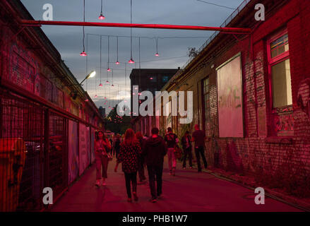 Berlin, Deutschland. 31 Aug, 2018. Besucher gehen auf der Modemesse Bread & Butter. Street und Urban Wear wird hier bis 02. September 2018. Quelle: Britta Pedersen/dpa-Zentralbild/dpa/Alamy leben Nachrichten Stockfoto