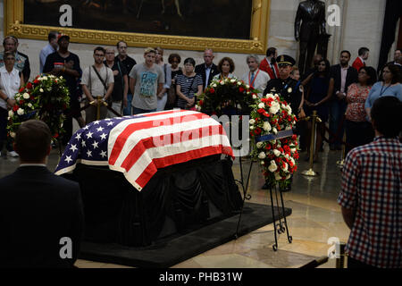 Washington, District of Columbia, USA. 31 Aug, 2018. 8/31/18 - U.S. Capitol - Washington DC. Senator John McCain liegt im Staat, in der Rotunde des U.S. Capitol als trauernde Stop durch ihren Respekt zu zeigen. Fotos von: - ImageCatcher News Credit: Christy Bowe/Kugel Fotos/ZUMA Draht/Alamy leben Nachrichten Stockfoto