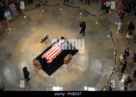 Washington, District of Columbia, USA. 31 Aug, 2018. 8/31/18 - U.S. Capitol - Washington DC. Senator John McCain liegt im Staat, in der Rotunde des U.S. Capitol als trauernde Stop durch ihren Respekt zu zeigen. Fotos von: - ImageCatcher News Credit: Christy Bowe/Kugel Fotos/ZUMA Draht/Alamy leben Nachrichten Stockfoto