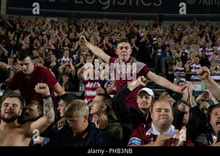 Merseyside, UK. 31. August 2018. Wigan Fans ihre Vereine feiern gewinnen, 31. August 2018, total Gottlosen Stadion, Merseyside, England; besser Super League Rugby, Super 8 s-3, St Helens v Wigan Warriors; Quelle: News Images/Alamy leben Nachrichten Stockfoto