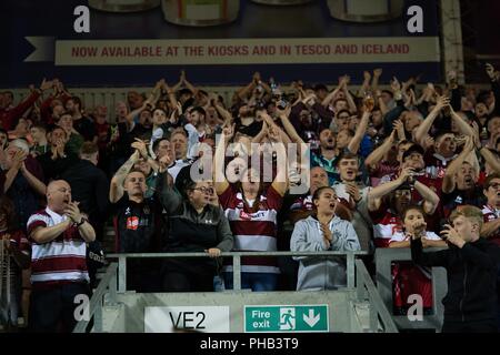 Merseyside, UK. 31. August 2018. Wigan Fans ihre Vereine feiern gewinnen, 31. August 2018, total Gottlosen Stadion, Merseyside, England; besser Super League Rugby, Super 8 s-3, St Helens v Wigan Warriors; Quelle: News Images/Alamy leben Nachrichten Stockfoto