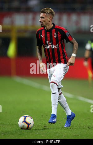 Mailand, Italien. 31. August 2018, San Siro, Mailand, Italien; Serie A Fußball, AC Mailand gegen Roma; Samu Castillejo von Mailand steuert die Kugel Credit: Giampiero Sposito/Alamy Live Neue Stockfoto