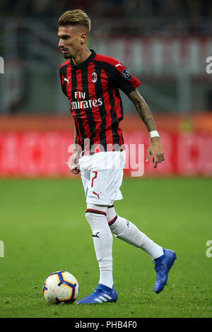 Mailand, Italien. 31. August 2018, San Siro, Mailand, Italien; Serie A Fußball, AC Mailand gegen Roma; Samu Castillejo von Mailand steuert die Kugel Credit: Giampiero Sposito/Alamy Live Neue Stockfoto