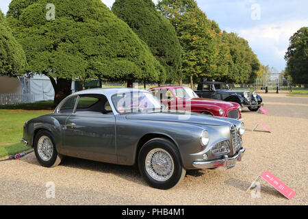 Alfa Romeo, Ferrari und Alvis, Concours von Eleganz 2018 (Vorschau), 31. August 2018. Hampton Court Palace, London, UK, Europa. Der weltweit seltensten Autos für eine dreitägige Classic und supercar Veranstaltung in den Gärten des berühmten Königlichen Palast montiert. Kredit Ian Flasche/Alamy leben Nachrichten Stockfoto