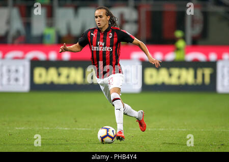 San Siro, Mailand, Italien. 31 Aug, 2018. Ein Fußball-Serie, AC Mailand gegen Roma; Diego Laxalt von Mailand steuert die Kugel Credit: Aktion plus Sport/Alamy leben Nachrichten Stockfoto