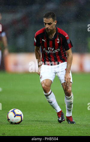 San Siro, Mailand, Italien. 31 Aug, 2018. Ein Fußball-Serie, AC Mailand gegen Roma; Giacomo Bonaventura von Mailand steuert die Kugel Credit: Aktion plus Sport/Alamy leben Nachrichten Stockfoto