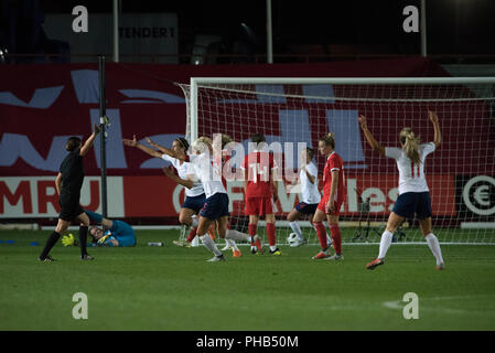 Newport, Großbritannien. 31. August 2018. Englands Jill Scott macht es 2-0 gegen Wales am Rodney Parade Credit: Andrew Dowling/einflussreiche Fotografie/Alamy leben Nachrichten Stockfoto