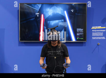 Berlin, Deutschland. 31 Aug, 2018. Ein Besucher Erfahrungen VR-Spiel am Stand von Euronics während der 2018 IFA Funkausstellung in Berlin, Hauptstadt der Bundesrepublik Deutschland, am 12.08.31., 2018. Die IFA 2018, der 1.814 Aussteller aus der ganzen Welt, begann am Freitag und wird noch bis Sept. 5. Credit: Shan Yuqi/Xinhua/Alamy leben Nachrichten Stockfoto