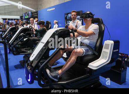 Berlin, Deutschland. 31 Aug, 2018. Besucher erleben 4D Technologie am Stand von Samsung während der 2018 IFA Funkausstellung in Berlin, Hauptstadt der Bundesrepublik Deutschland, am 12.08.31., 2018. Die IFA 2018, der 1.814 Aussteller aus der ganzen Welt, begann am Freitag und wird noch bis Sept. 5. Credit: Shan Yuqi/Xinhua/Alamy leben Nachrichten Stockfoto