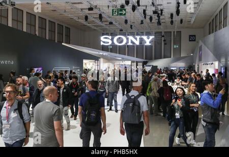 Berlin, Deutschland. 31 Aug, 2018. Menschen besuchen den Stand von Sony während der 2018 IFA Funkausstellung in Berlin, Hauptstadt der Bundesrepublik Deutschland, am 12.08.31., 2018. Die IFA 2018, der 1.814 Aussteller aus der ganzen Welt, begann am Freitag und wird noch bis Sept. 5. Credit: Shan Yuqi/Xinhua/Alamy leben Nachrichten Stockfoto