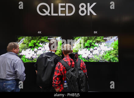 Berlin, Deutschland. 31 Aug, 2018. Besucher vergleichen Sie die Bildqualität eines QLED8K Fernsehen mit einem 4K-Fernsehen am Stand von Samsung während der 2018 IFA Funkausstellung in Berlin, Hauptstadt der Bundesrepublik Deutschland, am 12.08.31., 2018. Die IFA 2018, der 1.814 Aussteller aus der ganzen Welt, begann am Freitag und wird noch bis Sept. 5. Credit: Shan Yuqi/Xinhua/Alamy leben Nachrichten Stockfoto