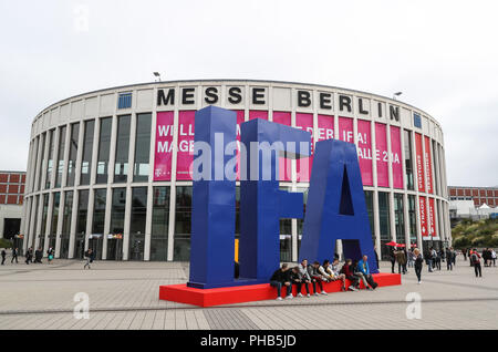 Berlin. 31 Aug, 2018. Foto am 12.08.31, zeigt ein Blick auf den Haupteingang des 2018 IFA Funkausstellung in Berlin, Hauptstadt der Bundesrepublik Deutschland. Die IFA 2018, der 1.814 Aussteller aus der ganzen Welt, begann am Freitag und wird noch bis Sept. 5. Credit: Shan Yuqi/Xinhua/Alamy leben Nachrichten Stockfoto