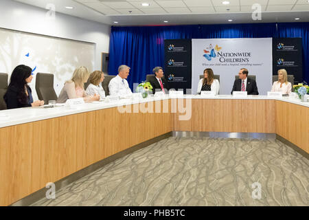 First Lady Melania Trump ist von Staatssekretär, Alex Azar und Berater des Präsidenten Kellyanne Conway während einer Diskussionsrunde am Freitag, August 24, 2018, an der allgemein ChildrenÕs Hospital in Columbus, Ohio: First Lady Melania Trump Stockfoto