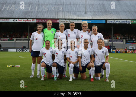 Newport, Großbritannien. 31. August 2018. Der England Frauen team Line up für eine Mannschaft Foto. Wales Frauen v England Frauen, 2019 WM-Qualifikationsspiel Gleiches an Rodney Parade in Newport, South Wales am Freitag, den 31. August 2018. pic von Andrew Obstgarten/Alamy leben Nachrichten Stockfoto