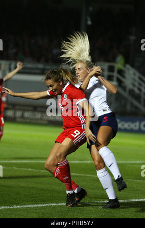 Newport, Großbritannien. 31. August 2018. Kayleigh Grün von Wales ist von Englands Alex Greenwood herausgefordert. Wales Frauen v England Frauen, 2019 WM-Qualifikationsspiel Gleiches an Rodney Parade in Newport, South Wales am Freitag, den 31. August 2018. pic von Andrew Obstgarten/Alamy leben Nachrichten Stockfoto