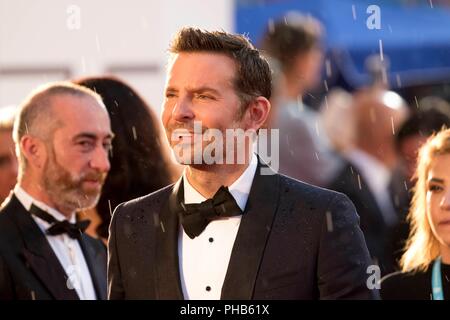 Venedig, Italien. 31 Aug, 2018. Bradley Cooper besucht die Premiere von "ein Stern ist geboren" während des 75. Filmfestival von Venedig Palazzo del Cinema in Venedig, Italien, am 31. August 2018. | Verwendung der weltweiten Kredit: dpa/Alamy leben Nachrichten Stockfoto