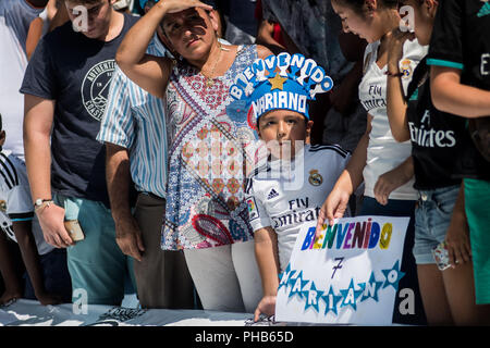 Madrid, Spanien. 31 August, 2018. Ein Fan von Mariano Diaz während der Präsentation als neuer Spieler von Real Madrid im Santiago Bernabeu, Madrid, Spanien. Credit: Marcos del Mazo/Alamy leben Nachrichten Stockfoto