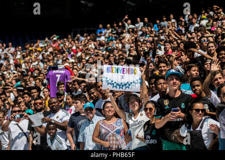 Madrid, Spanien. 31 August, 2018. Fans von Mariano Diaz während der Präsentation als neuer Spieler von Real Madrid im Santiago Bernabeu, Madrid, Spanien. Credit: Marcos del Mazo/Alamy leben Nachrichten Stockfoto