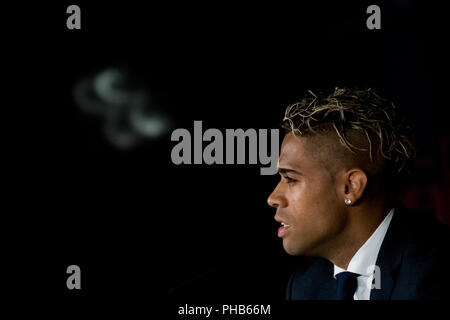 Madrid, Spanien. 31 August, 2018. Mariano Diaz Mejia während der Präsentation als neuer Spieler von Real Madrid im Santiago Bernabeu, Madrid, Spanien. Credit: Marcos del Mazo/Alamy leben Nachrichten Stockfoto