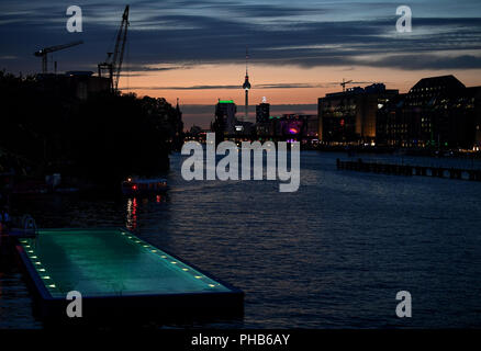 Berlin, Deutschland. 31 Aug, 2018. Die Skyline mit dem Baden Schiff, Fernsehturm, Spree und der Oberbaumbrücke. Quelle: Britta Pedersen/dpa-Zentralbild/dpa/Alamy leben Nachrichten Stockfoto